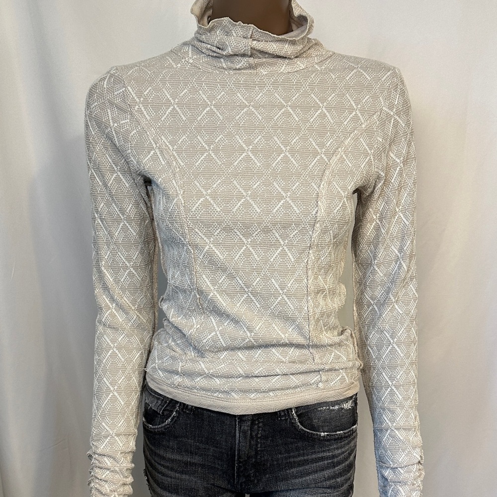 gimmick Women's Cream Turtleneck Sweater